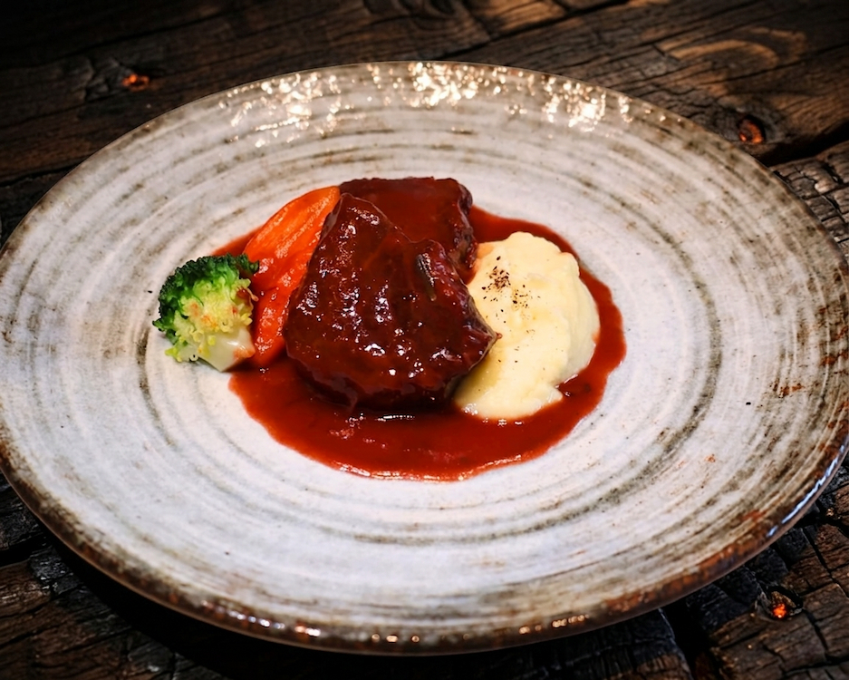 Policzki wołowe z mięsa Beefmaster na talerzu